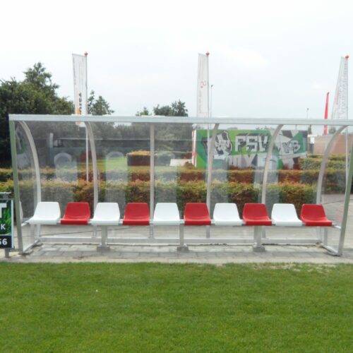 Dugout voetbal model 150 75 Afgebeeld een fraaie 5 meter uitvoering van onze dug-out model DO150 met een lengte van 5 meter.
